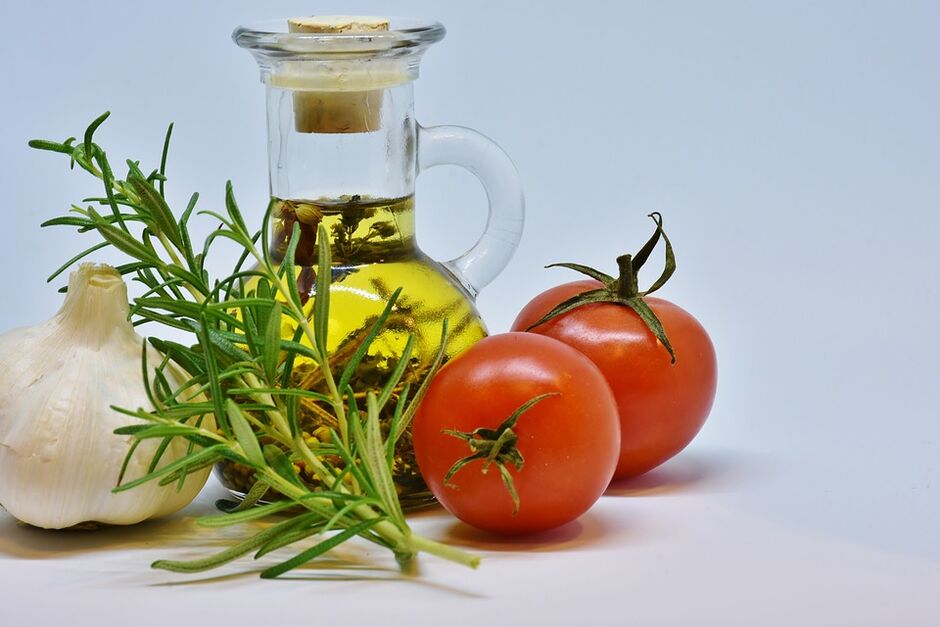 tomates al ajillo y aceite para la dieta cetogénica