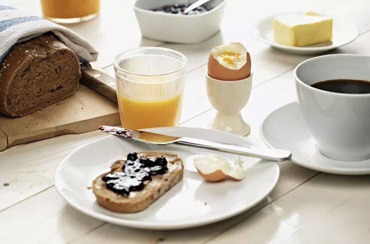 Tostadas integrales, un huevo y una taza de café desayuno en un menú de dieta de 1500 calorías